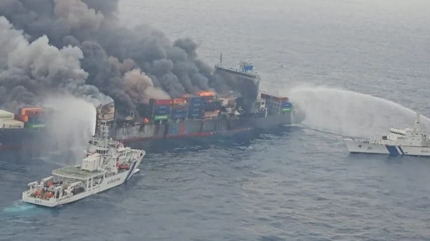 Schiff vor Indiens Küste in Flammen, vier Crewmitglieder vermisst