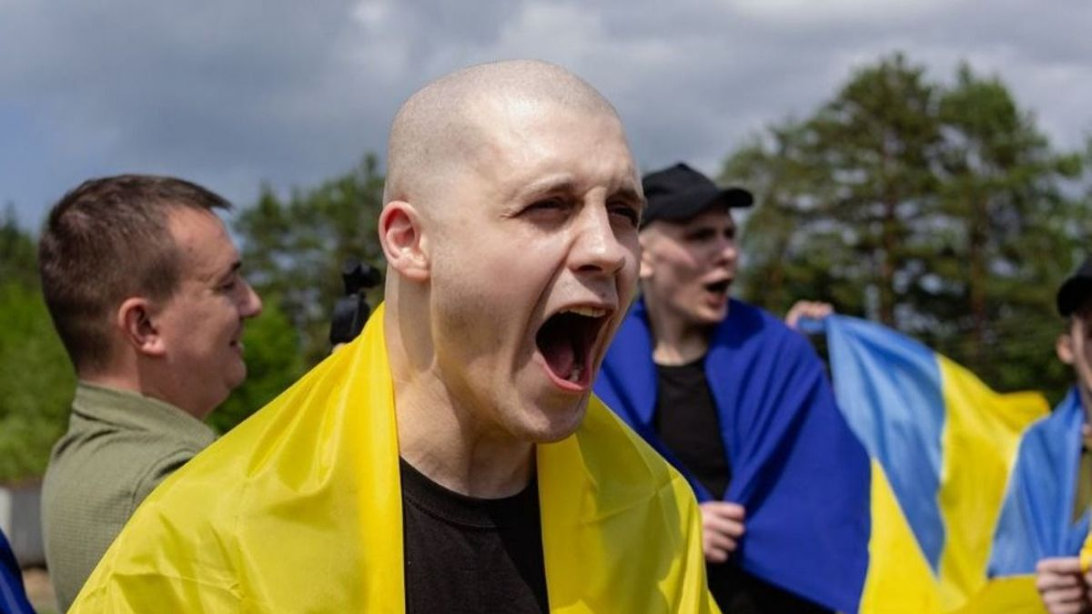 Ukrainer nach Gefangenenaustausch frei – ihre Gesichter zeigen Freude