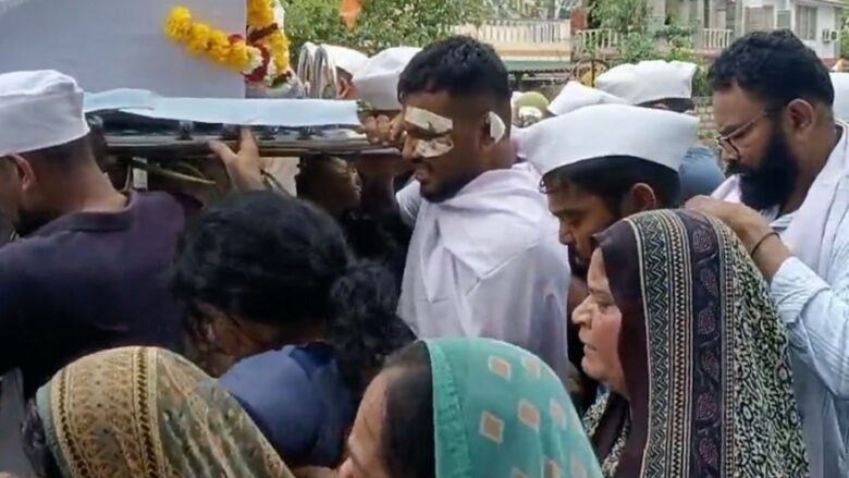 Einziger Überlebender des Flugzeugabsturzes in Indien nimmt Abschied von seinem Bruder
