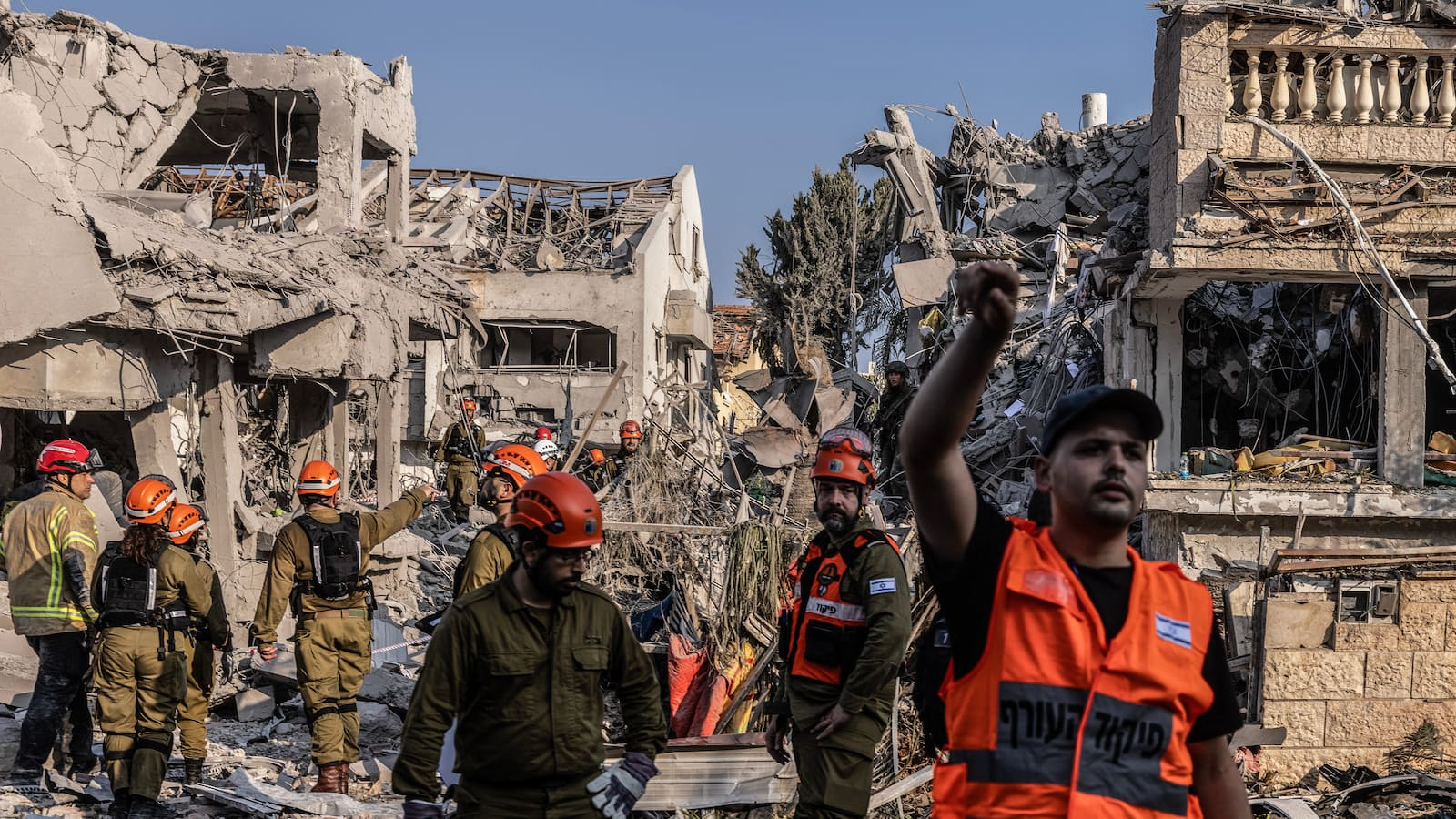 Rettungskräfte suchen in Haifa nach Iran-Angriff in Trümmern, Bagger räumen Schutt