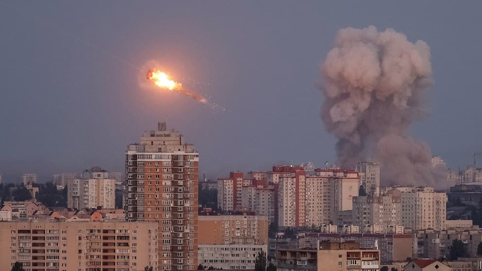 Regierungsgebäude in Kiew bombardiert, Ukraine fordert dringende Reaktion der Verbündeten