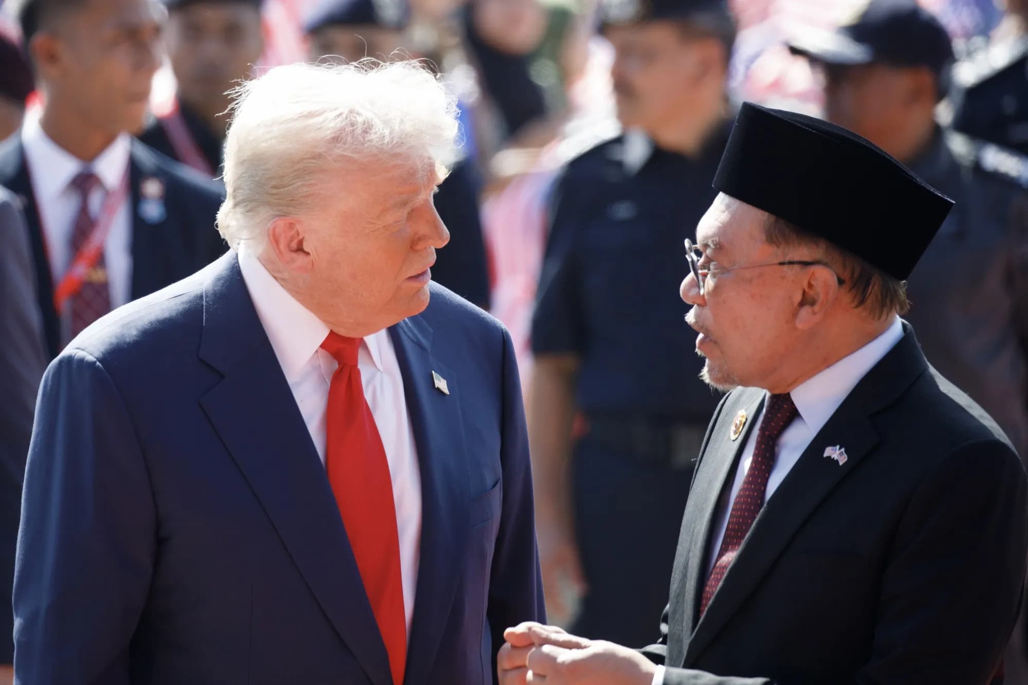 Trumps Tanz in Malaysia begeistert das Netz, festliche Stimmung am Flughafen