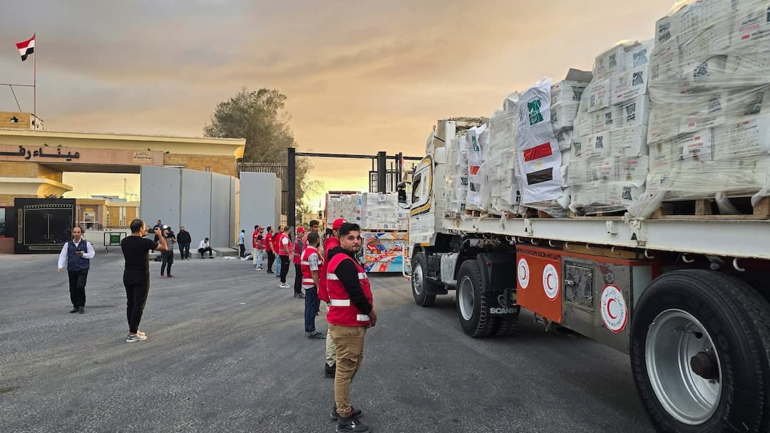 Lkw mit Hilfsgütern warten an Grenze, während Israel den Übergang weiter blockiert.