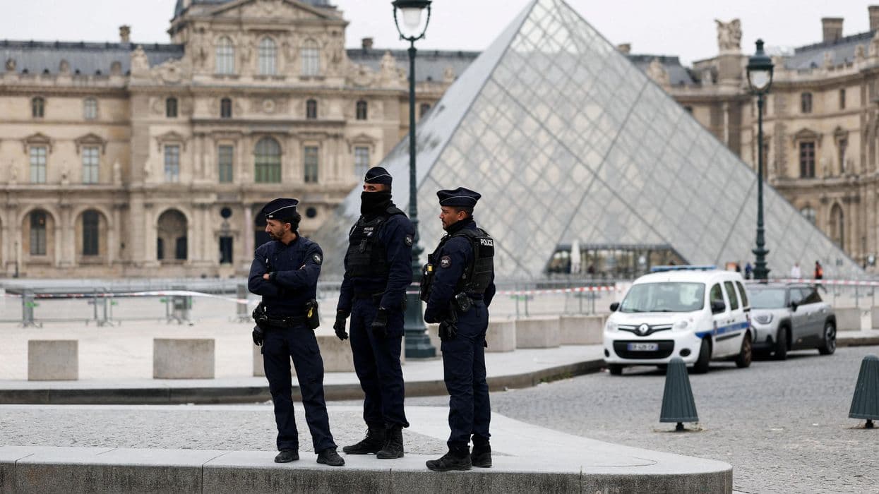Zwei wegen Juwelendiebstahls im Louvre-Museum in Paris festgenommen