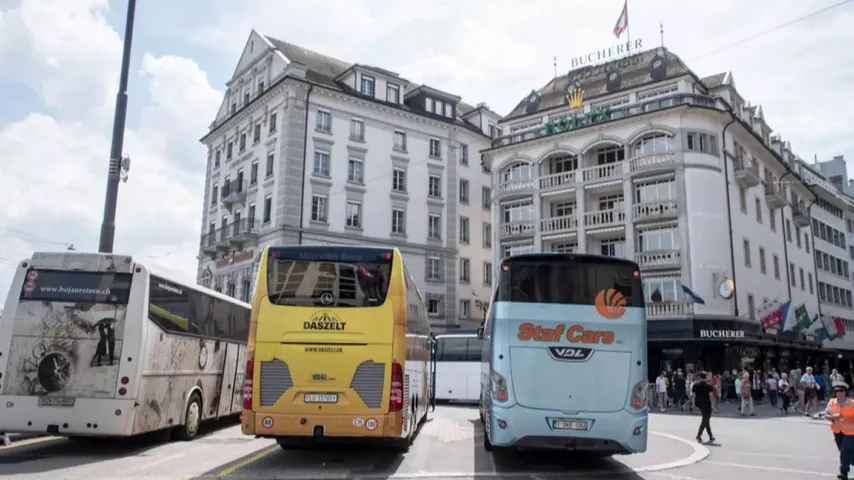 Luzern: 100-Franken-Haltegebühr für Reisecars wirkt im Stadtzentrum