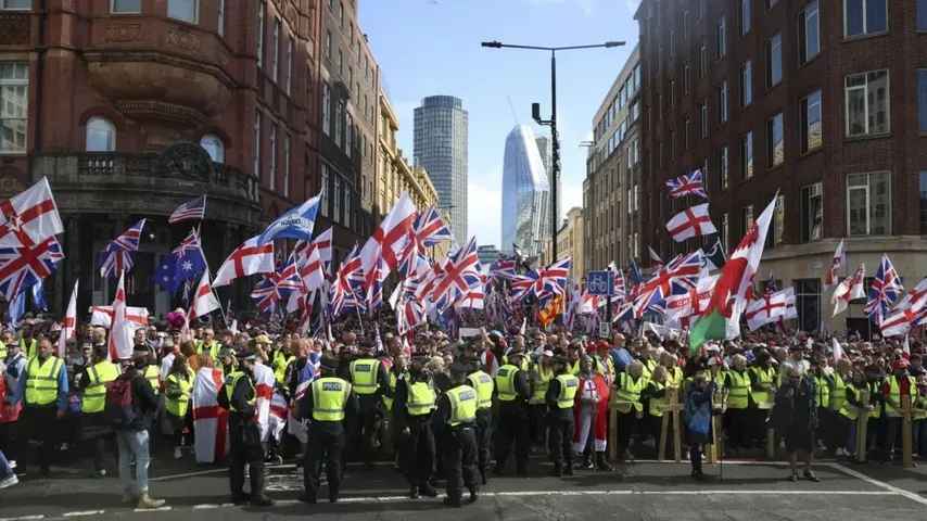 Einige Demonstranten beschädigten die Staatskrone in London