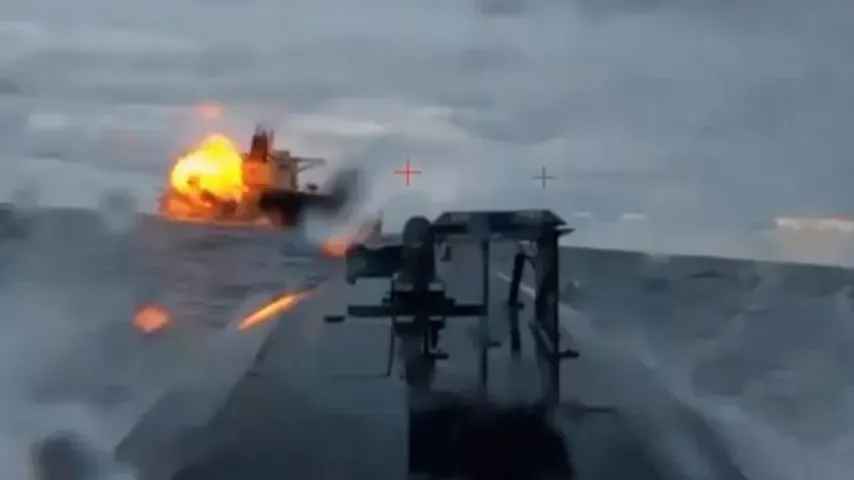 Moment, als russischer Tanker von Seedrohnen getroffen wird