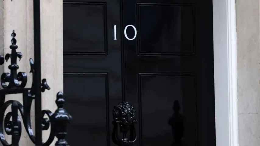 Erschüttert" britische Regierung: zwei Rücktritte in 24 Stunden