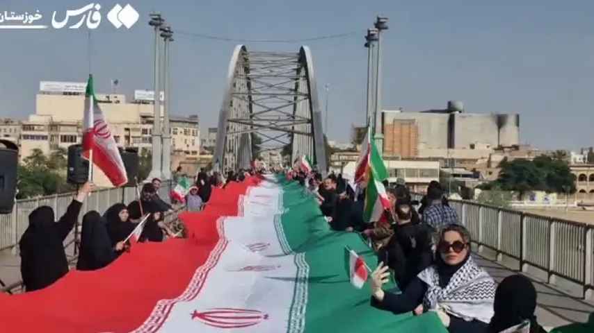 Iraner bilden 'menschliche Ketten' in Kraftwerken und auf Brücken
