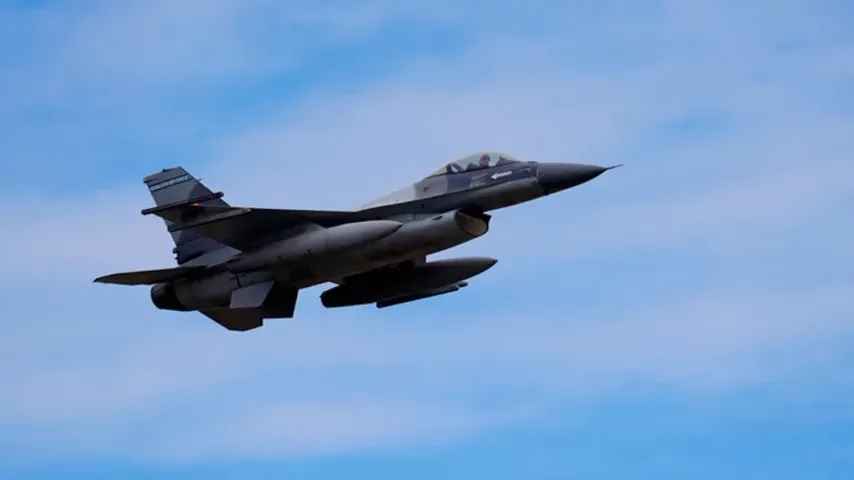Ein NATO-Flugzeug schießt eine Drohne über Estland ab