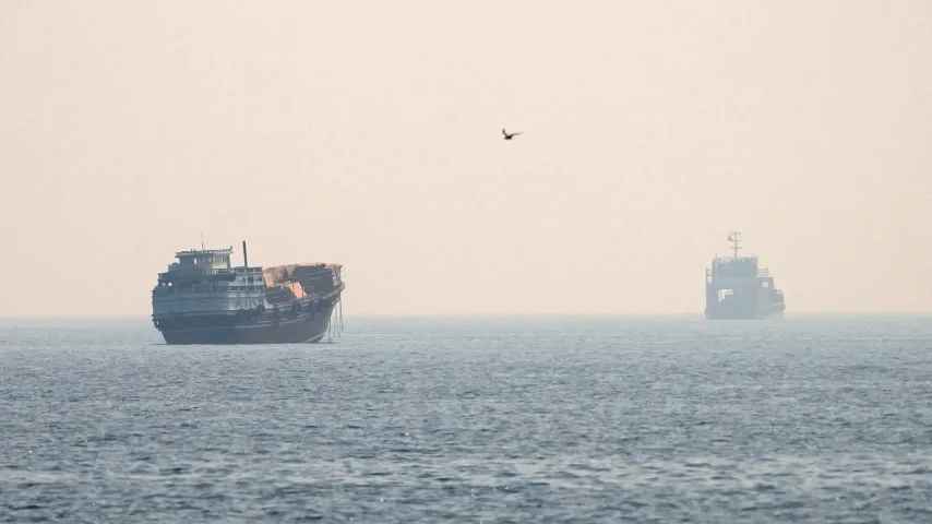 Tanker, 'Blindflug' durch Hormus / Iran droht, USA: Verkehr fließt