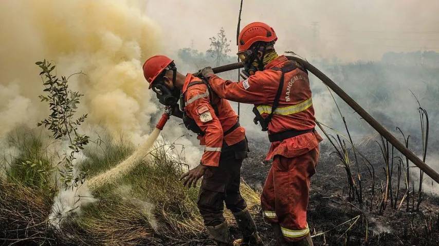 Katastrophe, die Brände halten an, giftiger Nebel bedeckt das Land