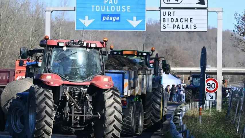 Büros mit Kuhdung besprüht / Protest französischer Bauern blockiert Straßen