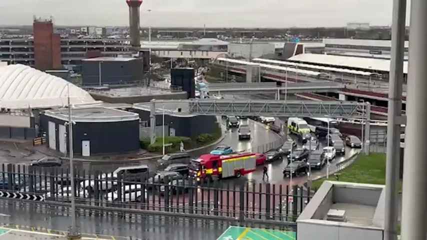 Chaos am Londoner Flughafen / 'Bande' besprüht Menschen mit Pfefferspray und flieht