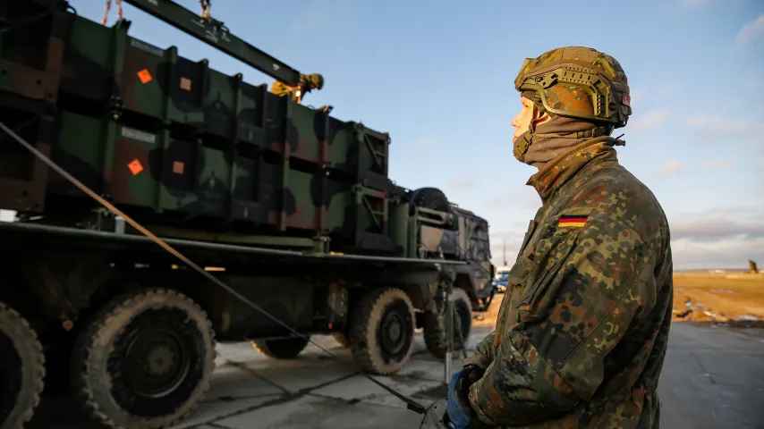 Deutschland rüstet sich für den Krieg, Wehrpflicht eingeführt