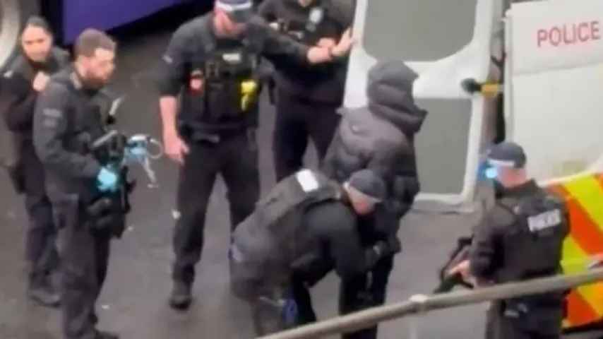 Fahndung nach Verdächtigen wegen 'Sprühangriffs' am Londoner Flughafen Heathrow