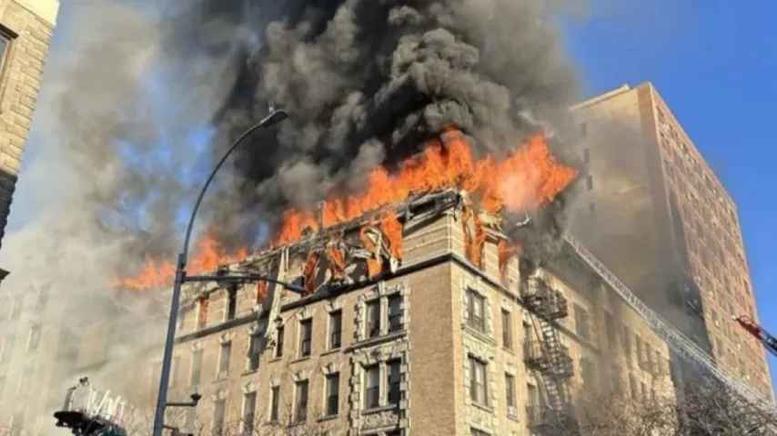 Feuer in Manhattan-Gebäude, Bewohner evakuiert, 140 Feuerwehrleute vor Ort