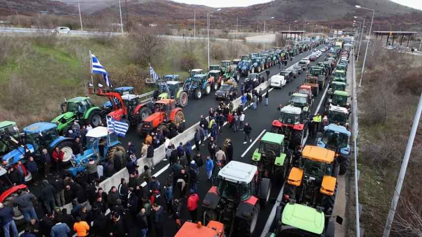 Griechische Bauern blockieren Land mit Traktoren, Proteste eskalieren