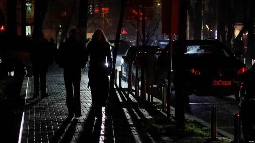 Hälfte Kiews im Dunkeln nach russischen Angriffen, Ukraine ergreift Maßnahmen zum Stromsparen
