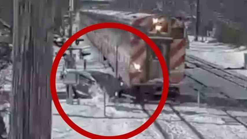 Moment, als ein Personenzug in Hinsdale, Illinois, mit einem Auto kollidierte