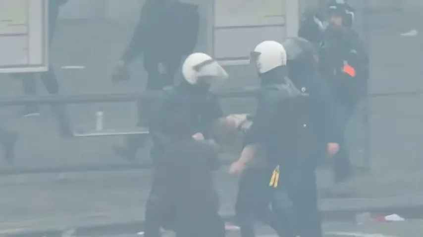 Totales Chaos in Brüssel – Bauern warfen Rauchbomben auf Polizisten und blockierten Straßen