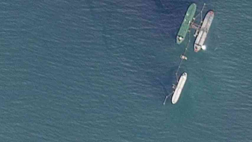 Ukraine trifft russische Ölplattformen im Kaspischen Meer mit Drohnen; zwei Raffinerien stoppen