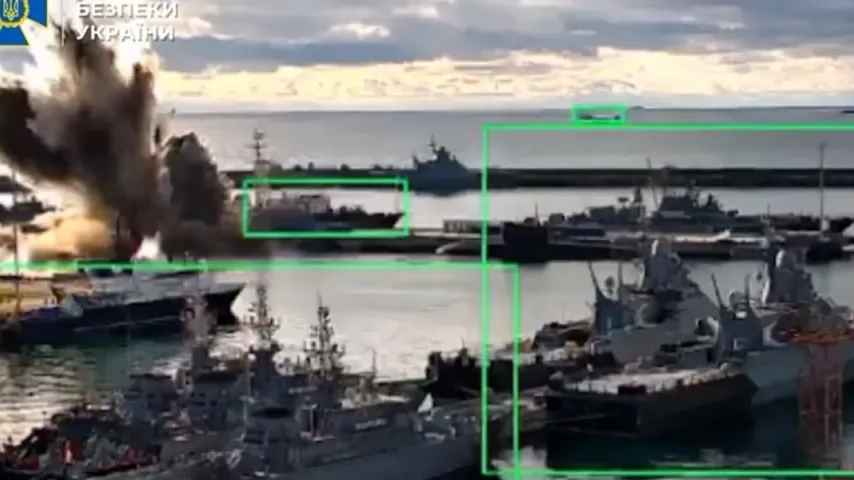 Ukrainische Geheimdienste treffen russisches U-Boot – Aufnahmen zeigen Explosion