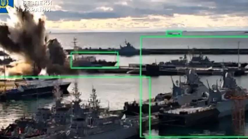 Ukrainische Geheimdienste treffen russisches U-Boot – Aufnahmen zeigen Explosion