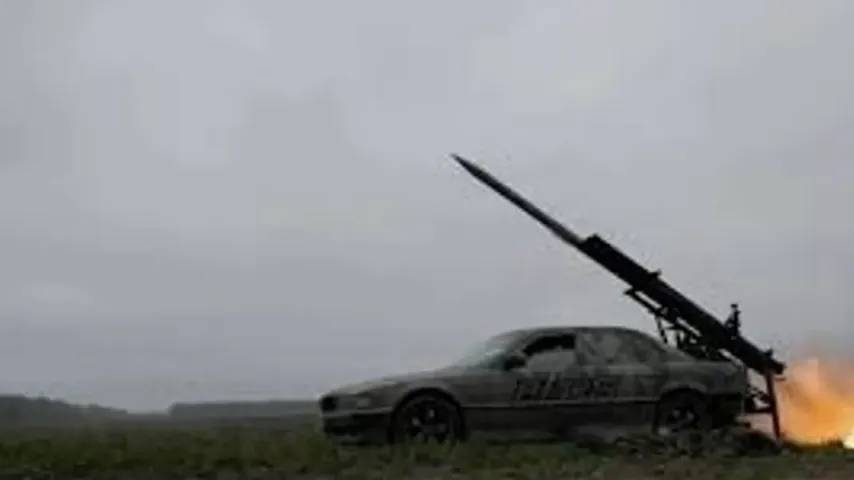 Ukrainische Soldaten montieren Raketenwerfer auf BMW 7er und feuern auf russische Stellungen