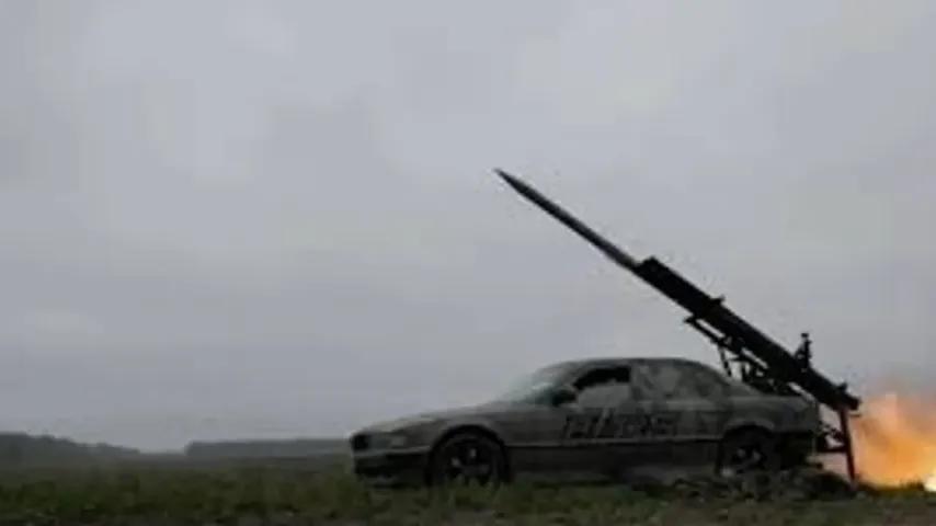 Ukrainische Soldaten montieren Raketenwerfer auf BMW 7er und feuern auf russische Stellungen