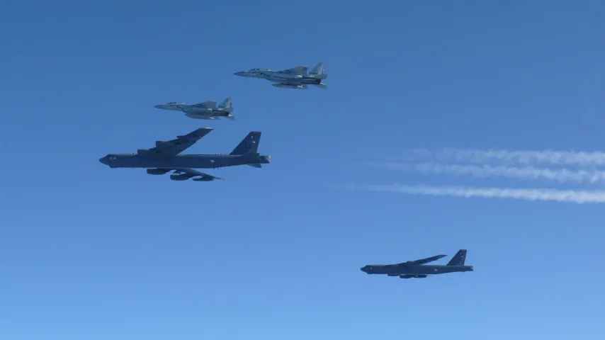 US-Bomber 'zeigen die Zähne' / Antworten China und Russland an der Seite Japans