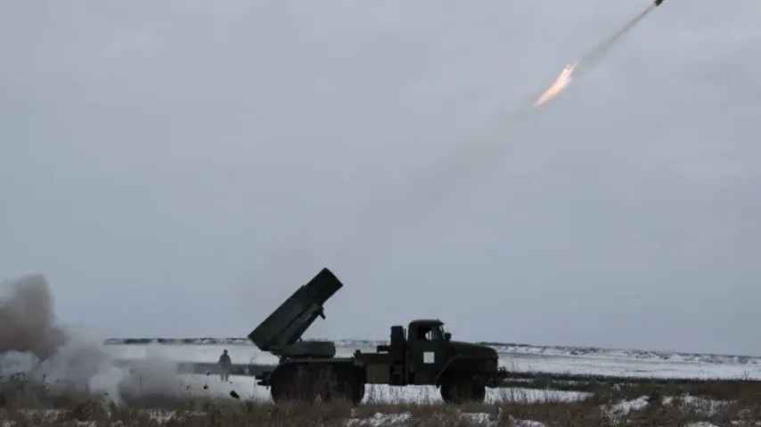Drohnenhagel über russische und ukrainische Städte, Höllenfeuer zerstört Gebäude
