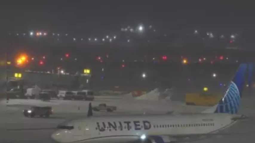 Flugzeug verunglückt und geht in Flammen auf – acht Personen an Bord, starker Schneefall