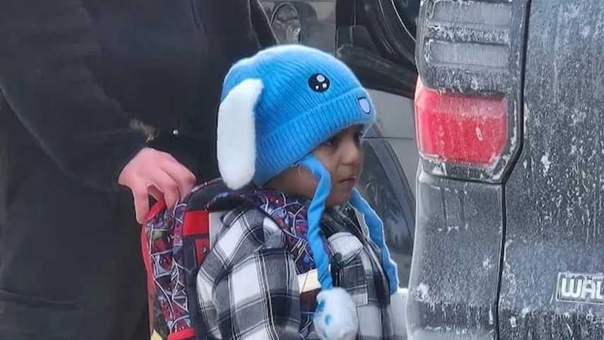 ICE nimmt 5-Jährigen in Minnesota fest – Einwanderungsbeamte aktiv, Vater in Handschellen