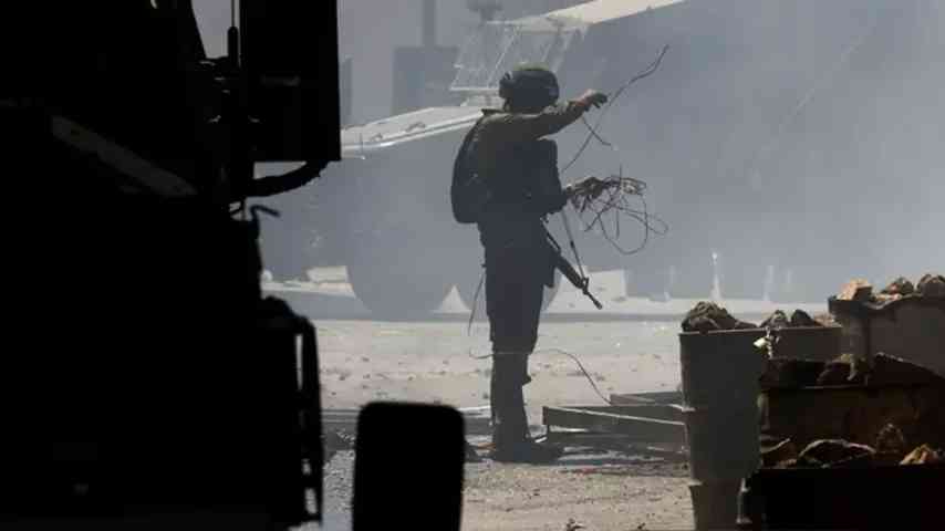 Israelischer Soldat stoppt zwei Carabinieri im Westjordanland, zwingt sie, sich zu knien