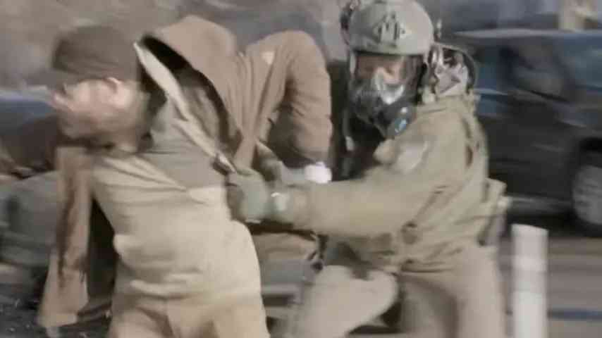 Neue Aufnahmen von Alex Prettit 11 Tage vor seiner Tötung – er trat gegen ein ICE-Fahrzeug