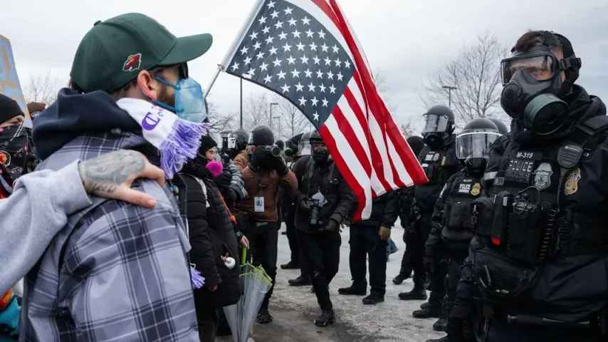 Proteste gegen ICE in den USA schüren Spannungen, Militär in Bereitschaft
