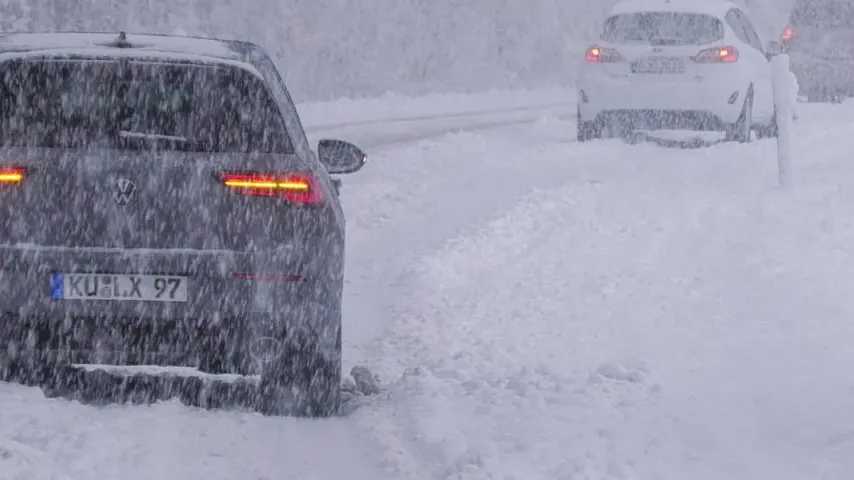 Starker Schneefall blockiert den Verkehr in ganz Deutschland