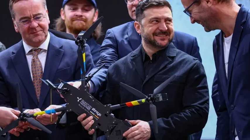Erste gemeinsam von Ukraine und Deutschland gebaute Drohne vorgestellt