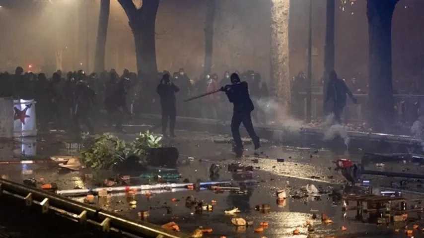 Italienische Regierung tagt am Montag nach Zusammenstößen in Turin; über 100 Polizisten verletzt