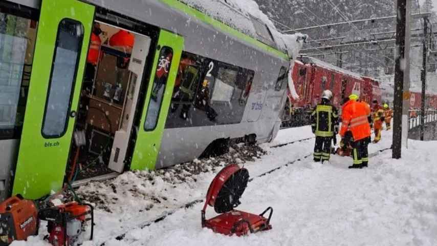 Lawine reißt Zug aus den Gleisen / 80 Passagiere an Bord, dramatischer Rettungseinsatz