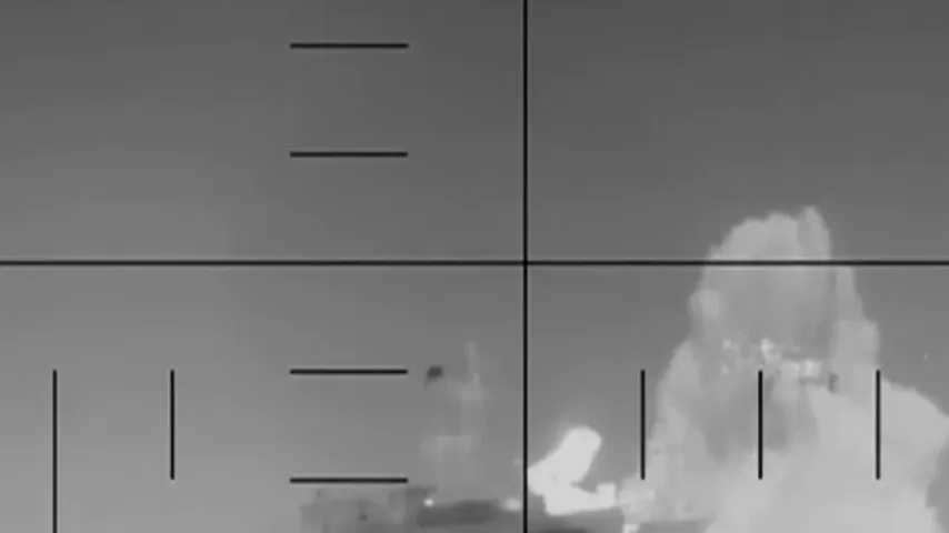 Pentagon veröffentlicht Aufnahmen – Moment, als US-U-Boot iranisches Kriegsschiff sprengt