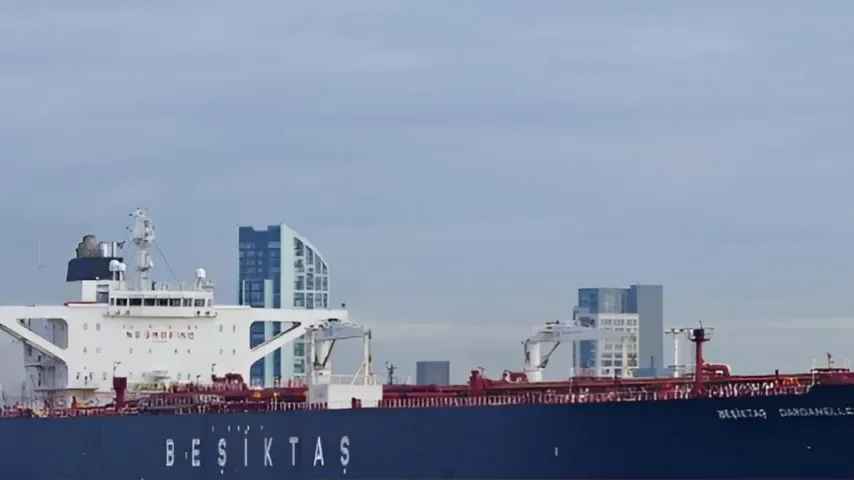 Türkischer Öltanker nahe Bosporus in Istanbul von Drohnen angegriffen