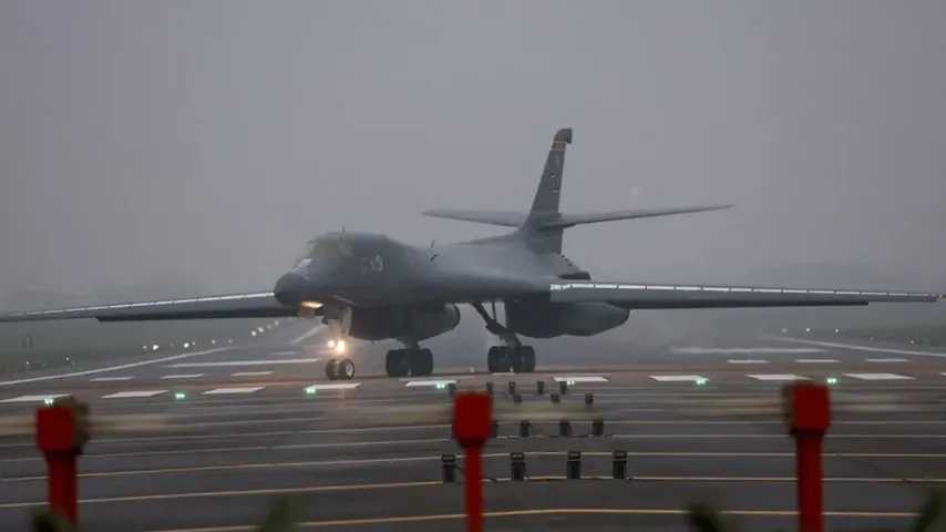 USA schicken 24-Raketen-Bomber nach Großbritannien – soll gegen Iran eingesetzt werden