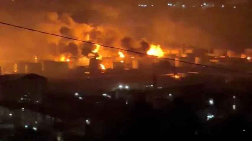 Aufeinanderfolgende Drohnenangriffe: Ukraine trifft russische Raffinerie und löst Großbrand aus
