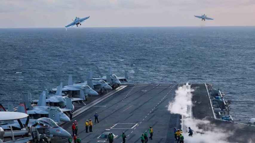 Iran attackiert US-Kampfjets; Kampf neu entflammt – Drohnen gegen US-Flotte nahe Oman
