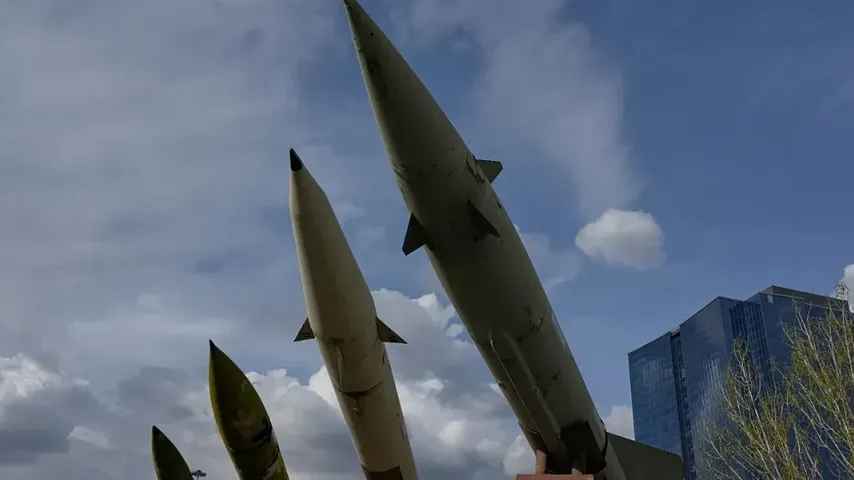 Iranische Angriffe im Persischen Golf halten an und stellen den Waffenstillstand infrage