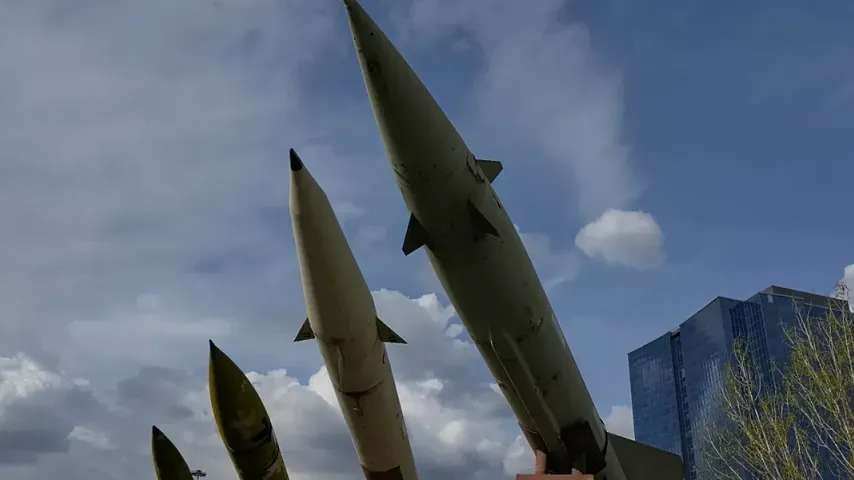 Iranische Angriffe im Persischen Golf halten an und stellen den Waffenstillstand infrage