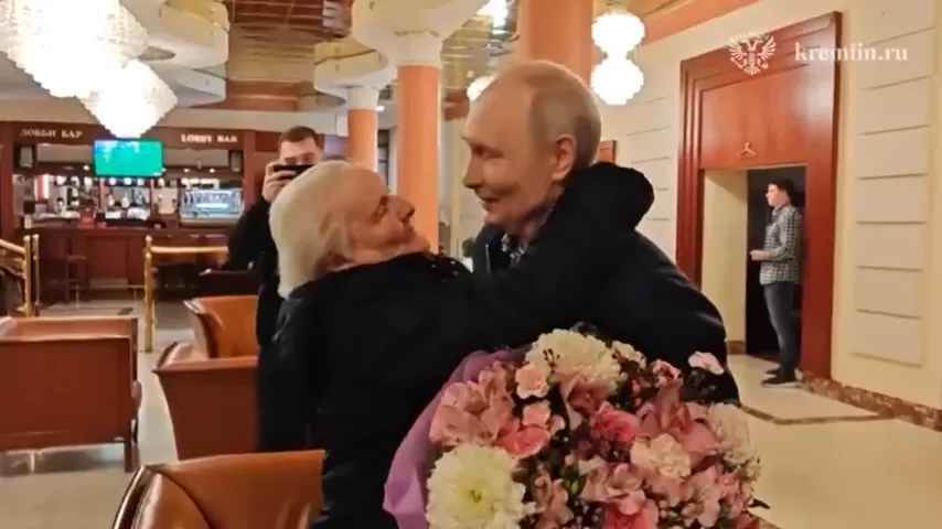 Putin trifft Grundschullehrerin – Video geht um die Welt, 'bewegendes Treffen'