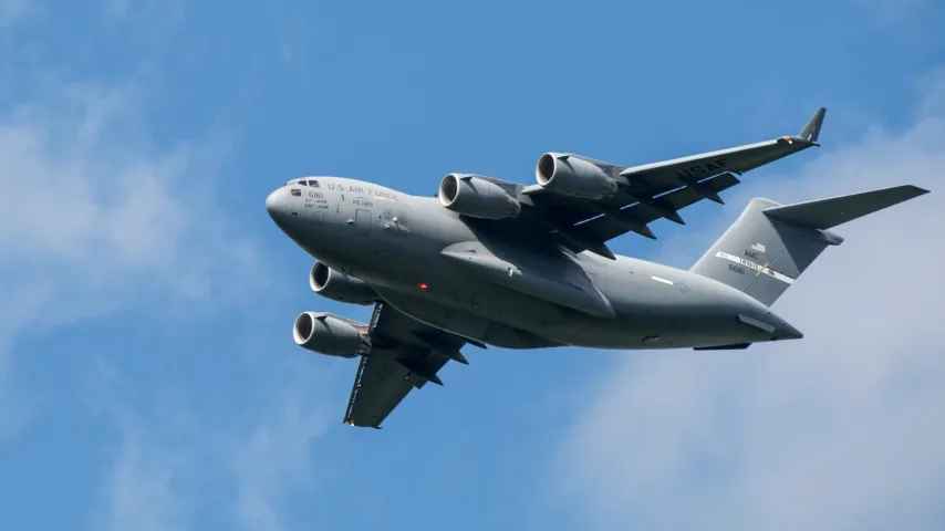 Trumps Bestie trifft in China ein / US-Militärflugzeuge landen am Flughafen